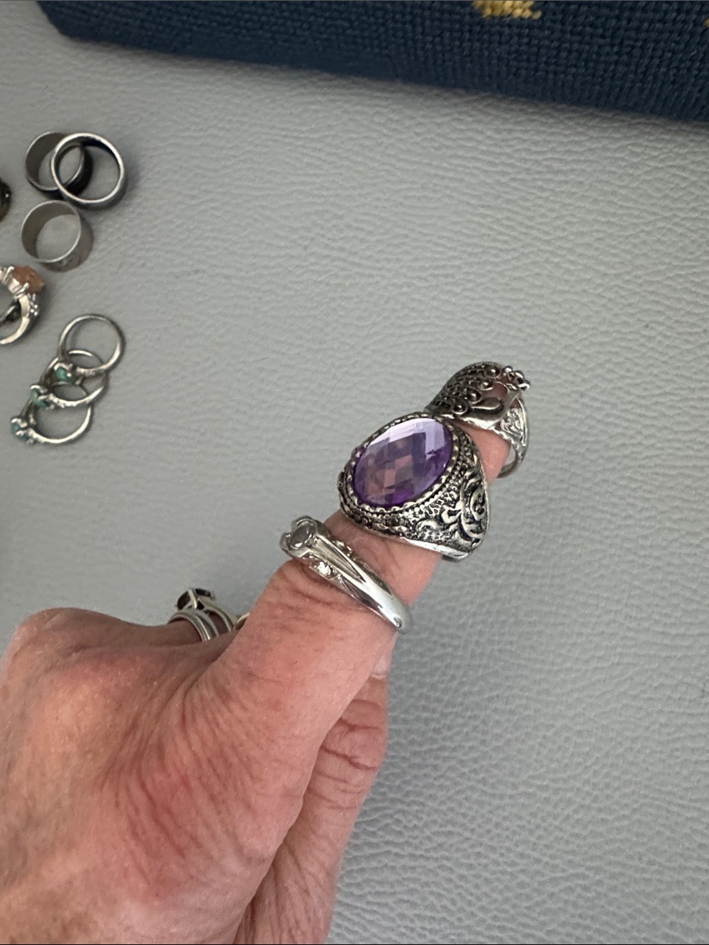 14 ASSORTED SILVER TONE FASHION RINGS. - Picture 11 of 11